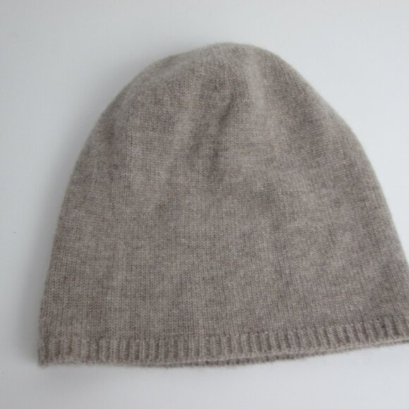 NWOT Tahari Everyday 100% Cashmere Soft Beanie OS Oatmeal Hat Unisex - Picture 4 of 4